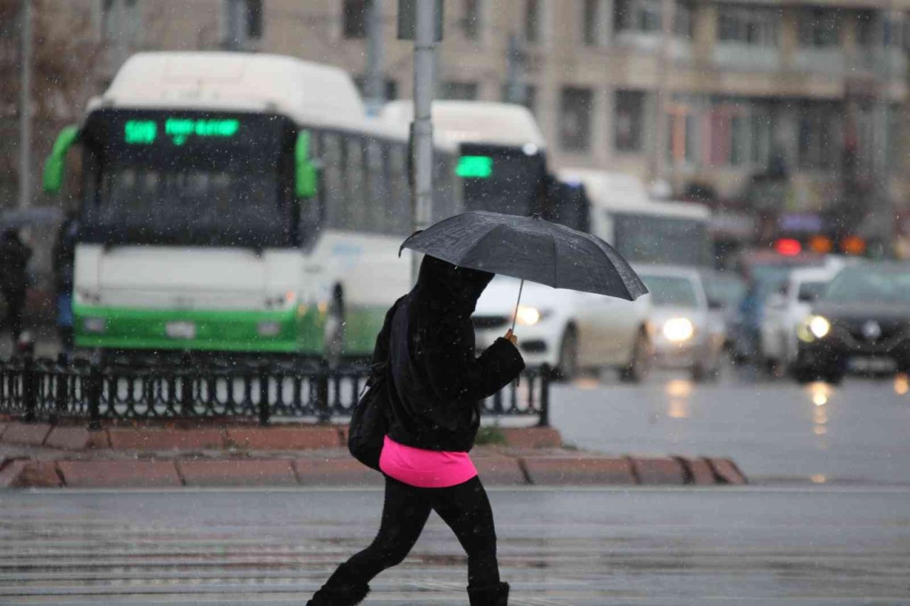 Kayseri’ye mevsimin ilk karı yağdı