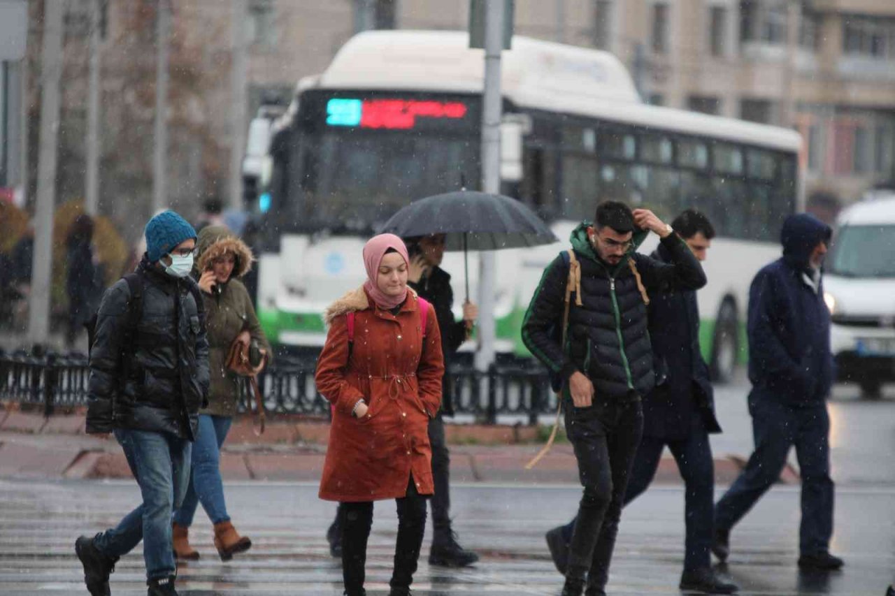 Kayseri’ye mevsimin ilk karı yağdı