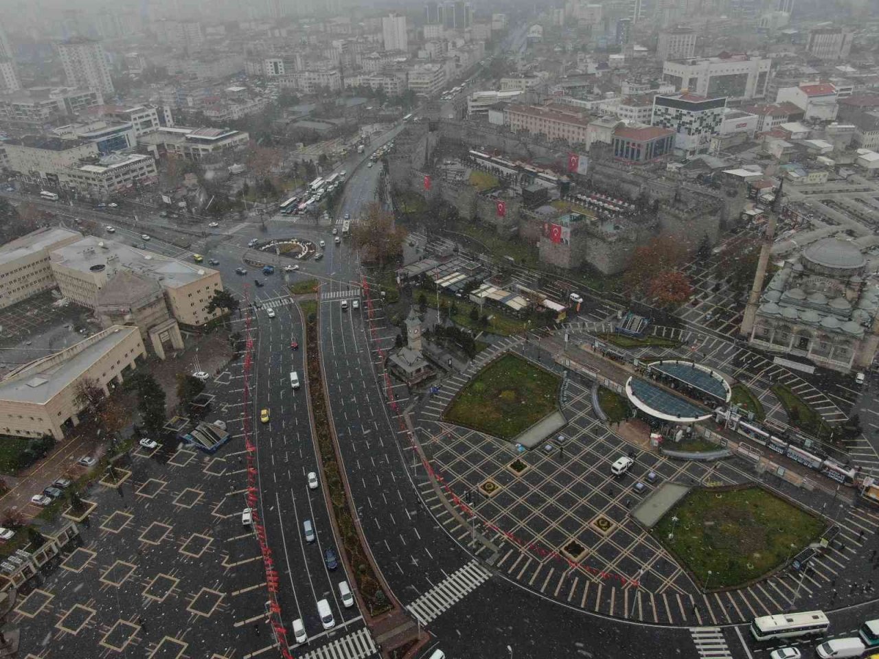 Kayseri’ye mevsimin ilk karı yağdı