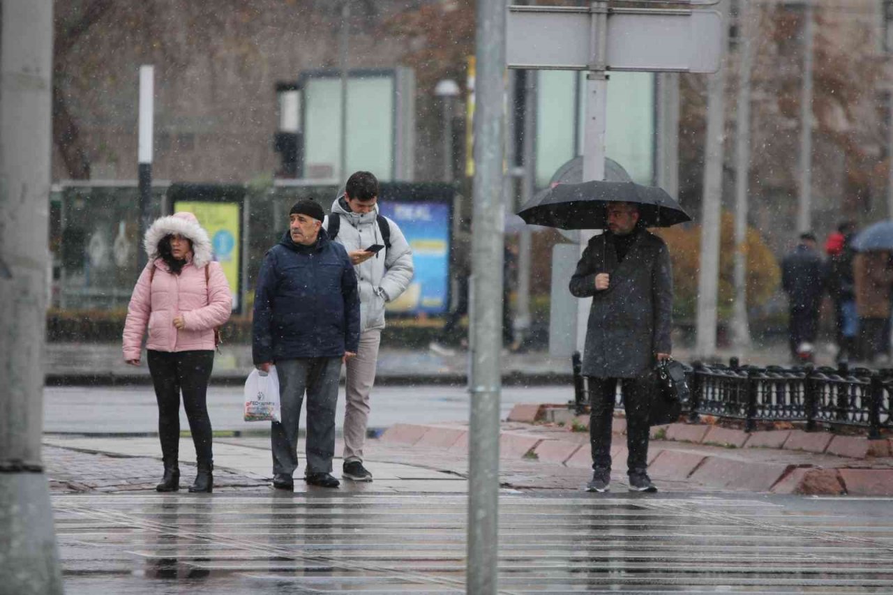 Kayseri’ye mevsimin ilk karı yağdı