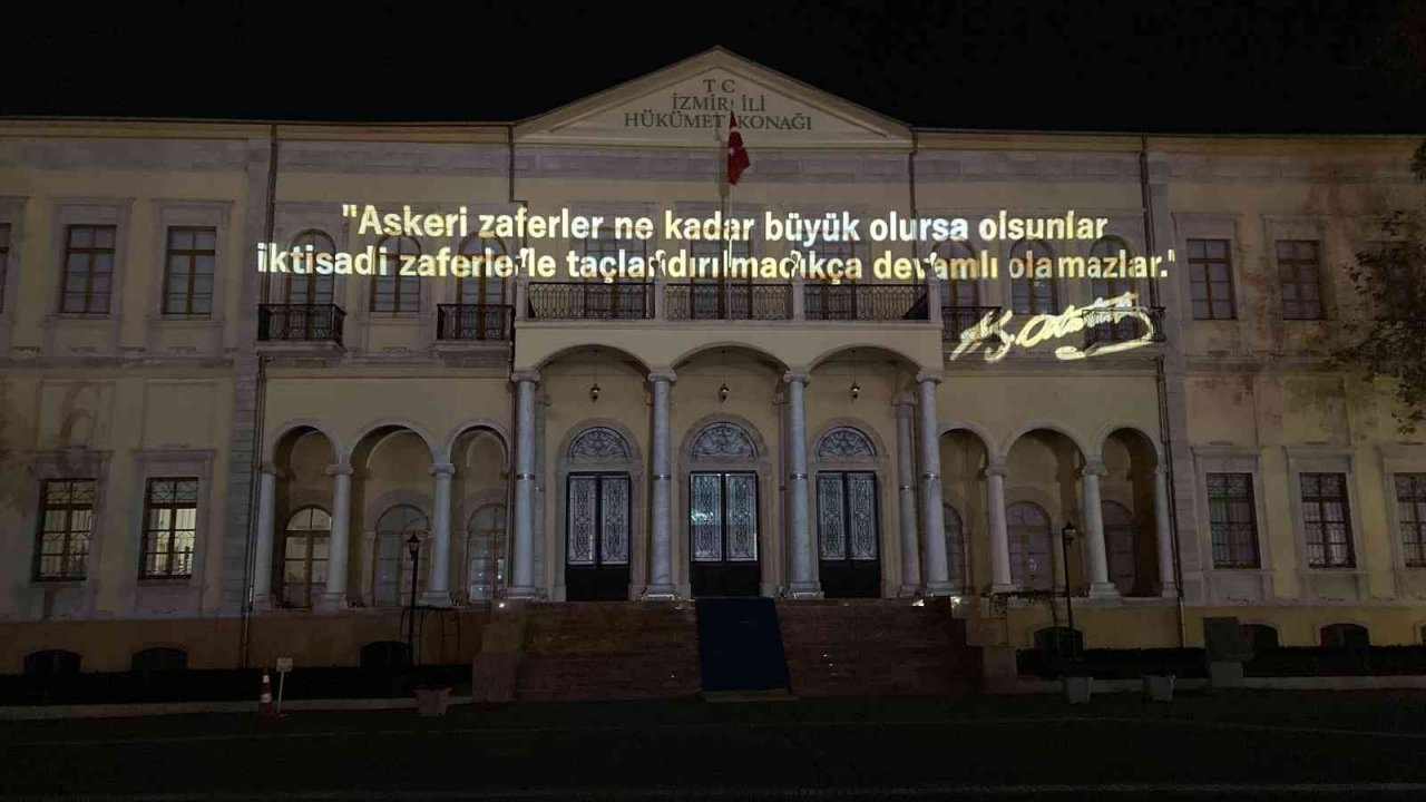 Bakan Nebati, İzmir İktisat Kongresi’nin 100. yılına özel ışık gösterisini izledi