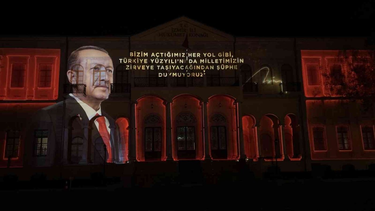 Bakan Nebati, İzmir İktisat Kongresi’nin 100. yılına özel ışık gösterisini izledi