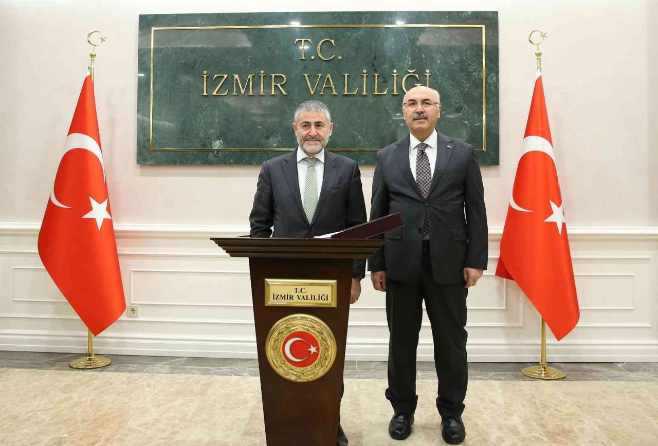 Bakan Nebati, İzmir İktisat Kongresi’nin 100. yılına özel ışık gösterisini izledi