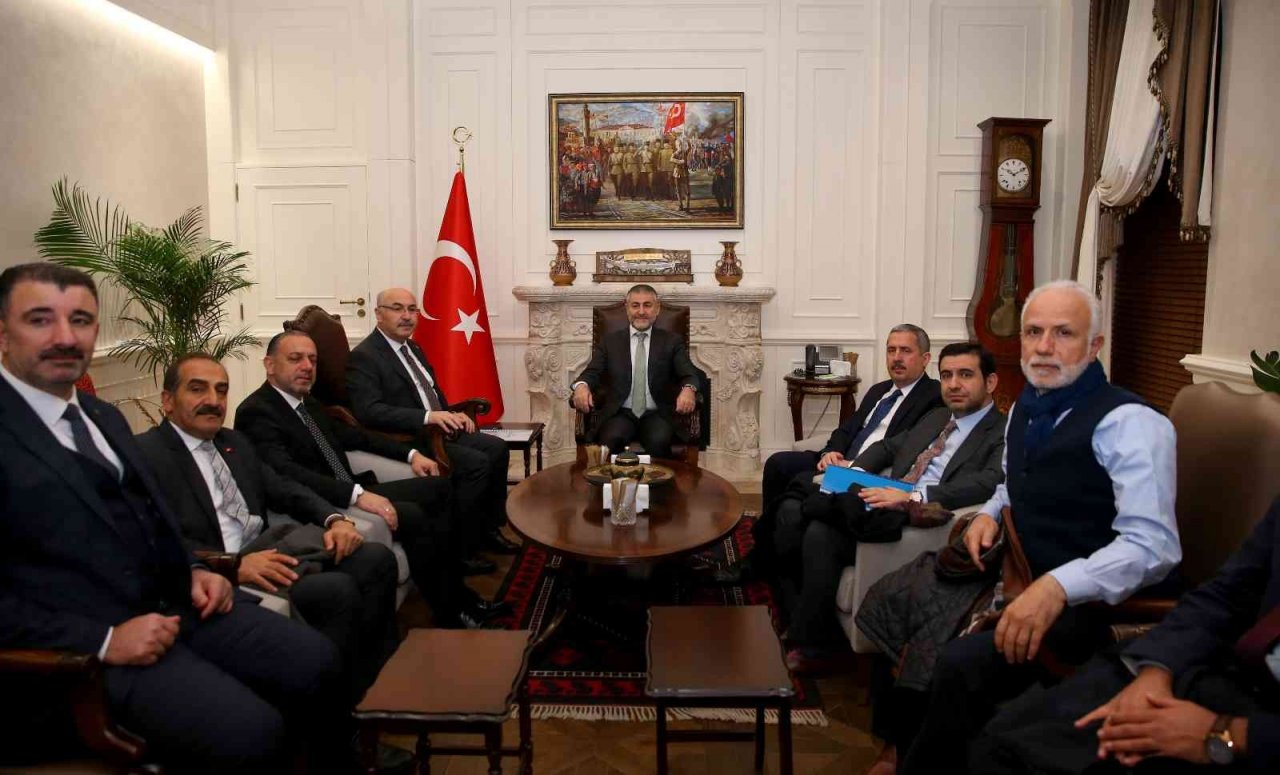 Bakan Nebati, İzmir İktisat Kongresi’nin 100. yılına özel ışık gösterisini izledi