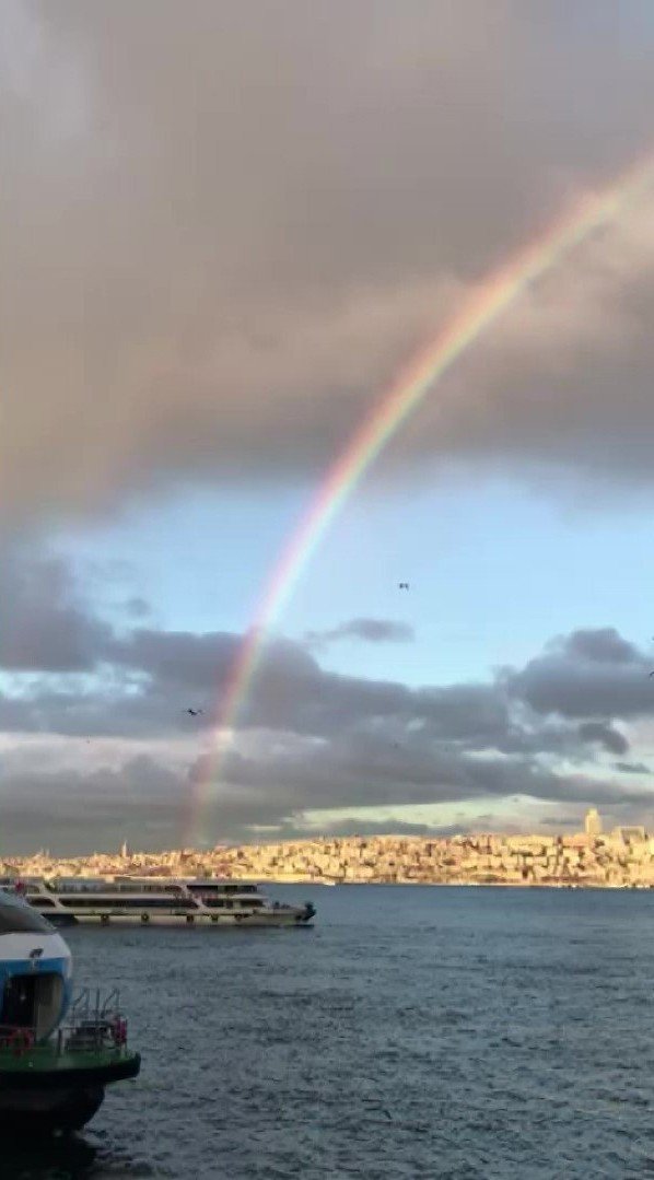 İstanbul Boğazında ortaya çıkan gökkuşağı masalsı görüntüler oluşturdu