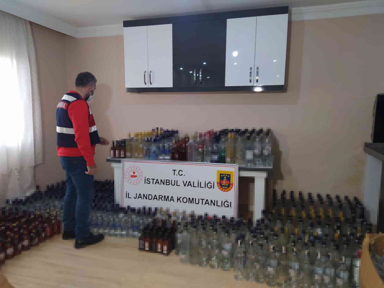 Jandarma yılbaşı öncesi ele geçirdiği sahte içkileri sergiledi