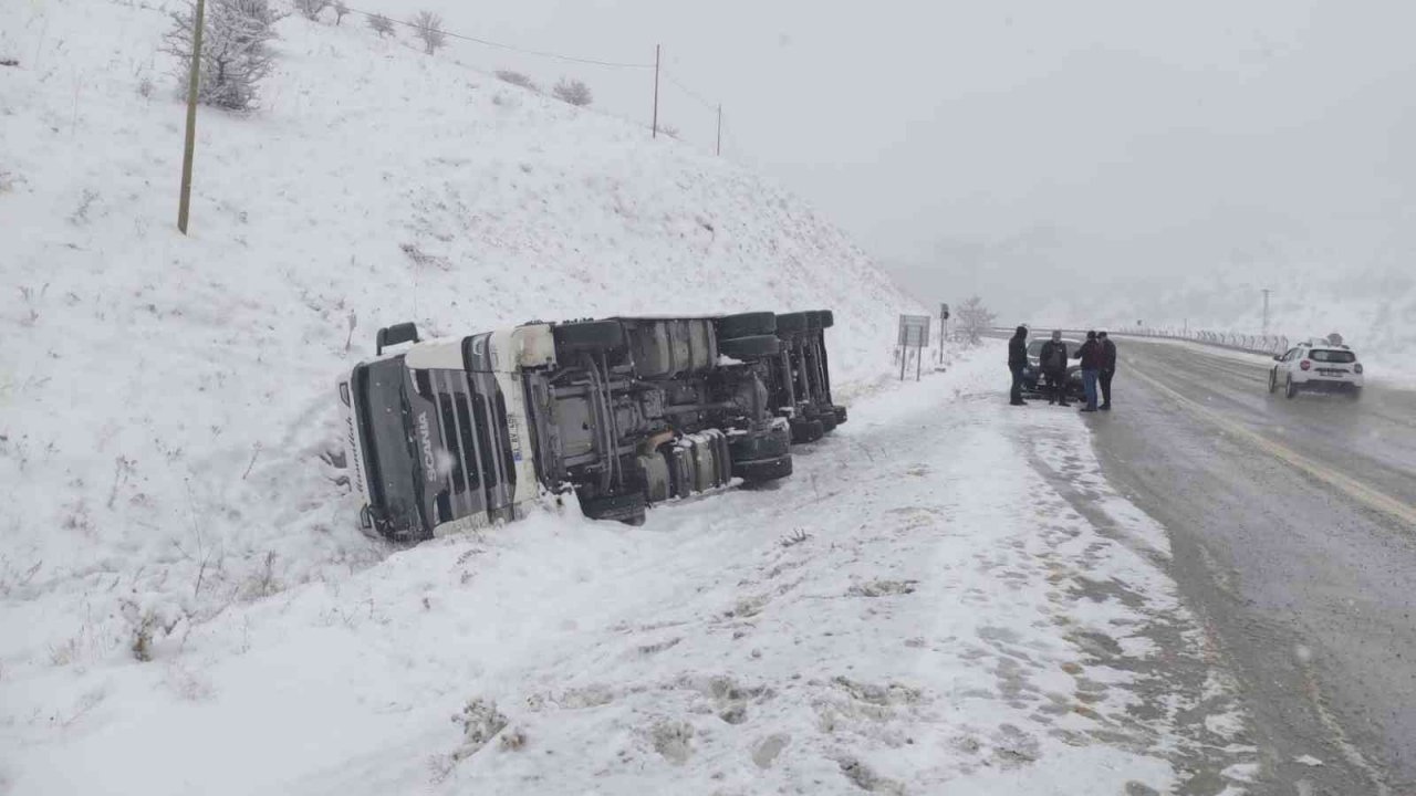 Kar ve tipinin etkili olduğu Kop Dağı güzergahı ağır tonajlı araçlara kapatıldı