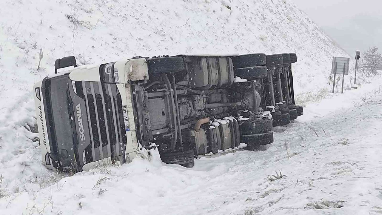 Kar ve tipinin etkili olduğu Kop Dağı güzergahı ağır tonajlı araçlara kapatıldı