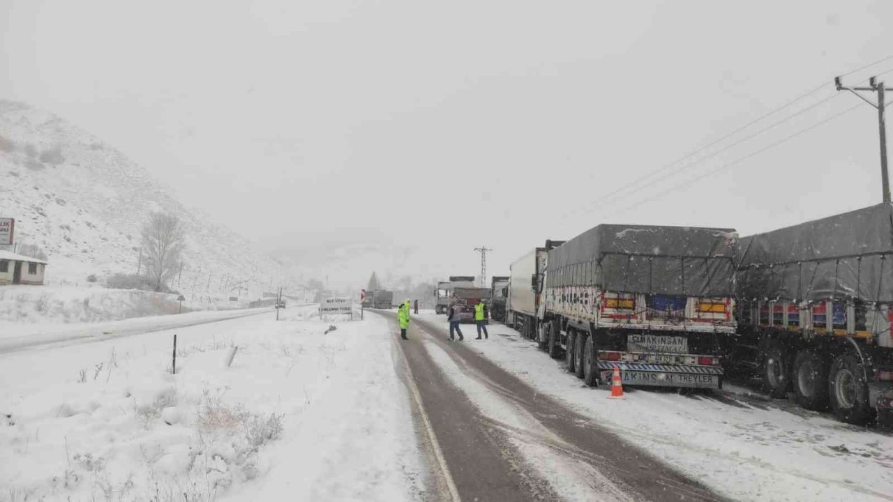 Kar ve tipinin etkili olduğu Kop Dağı güzergahı ağır tonajlı araçlara kapatıldı