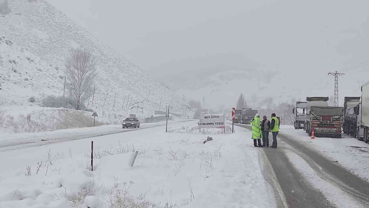 Kar ve tipinin etkili olduğu Kop Dağı güzergahı ağır tonajlı araçlara kapatıldı