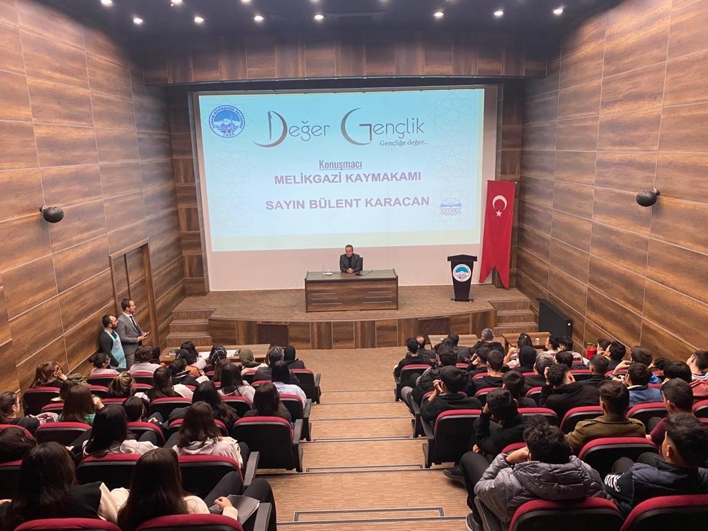 Büyükşehir’in ‘Değer Gençlik’ Seminerine Kaymakam Karacan konuk oldu