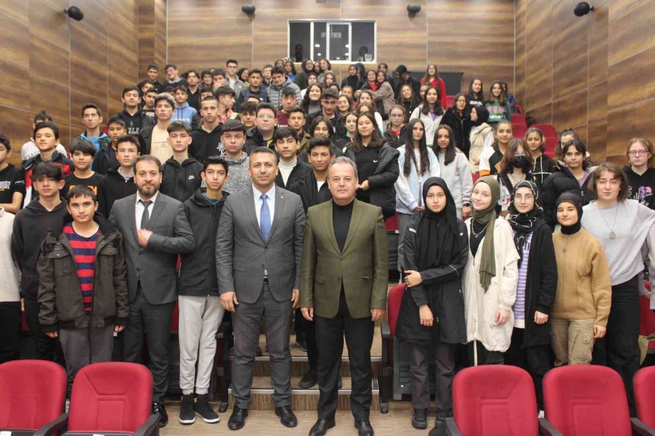 Büyükşehir’in ‘Değer Gençlik’ Seminerine Kaymakam Karacan konuk oldu