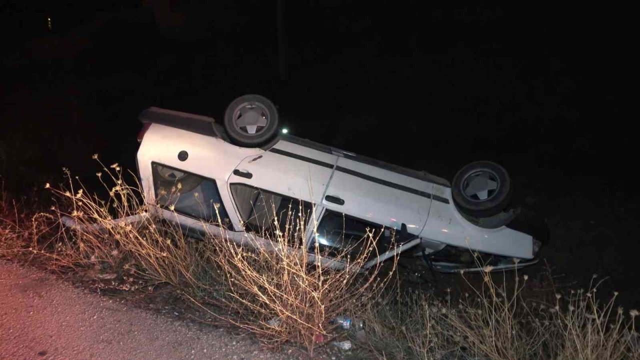 Takla atan otomobil şarampole devrildi