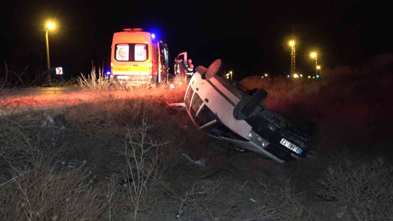 Takla atan otomobil şarampole devrildi