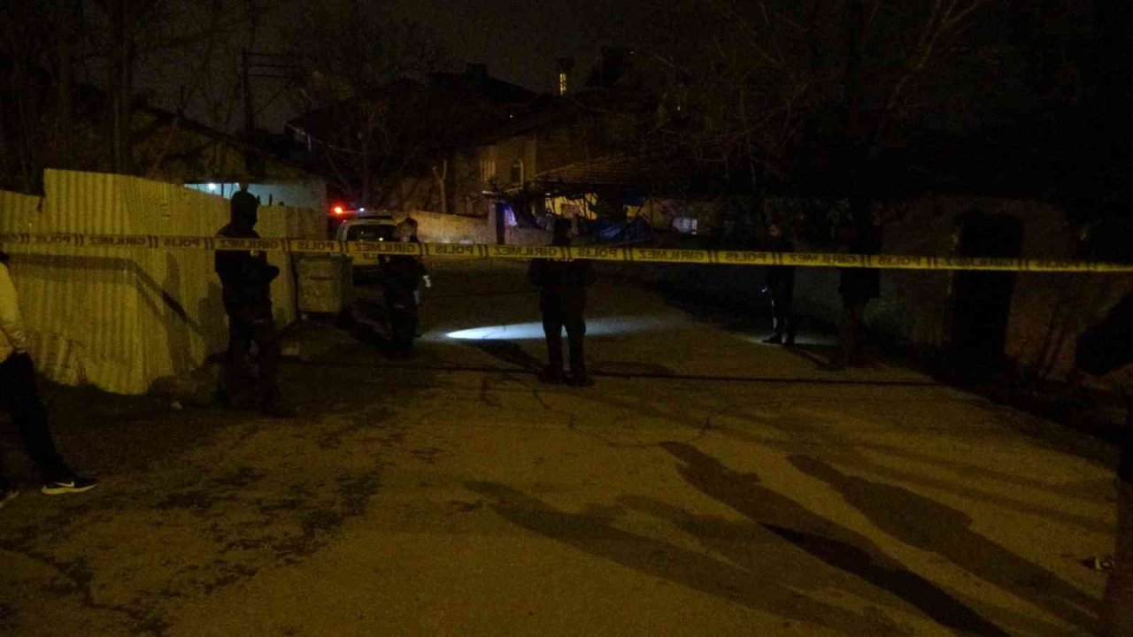 Evinin önünde silahlı saldırıya uğradı