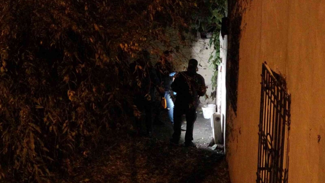 Evinin önünde silahlı saldırıya uğradı