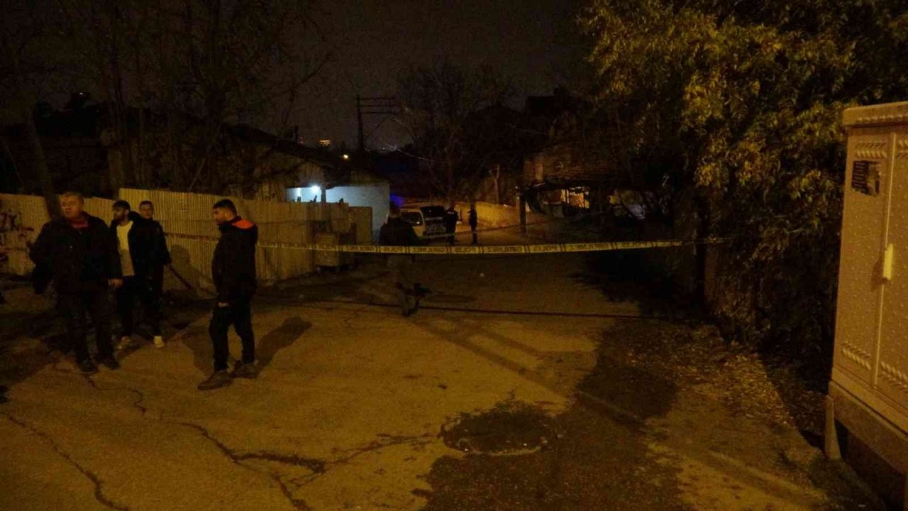 Evinin önünde silahlı saldırıya uğradı