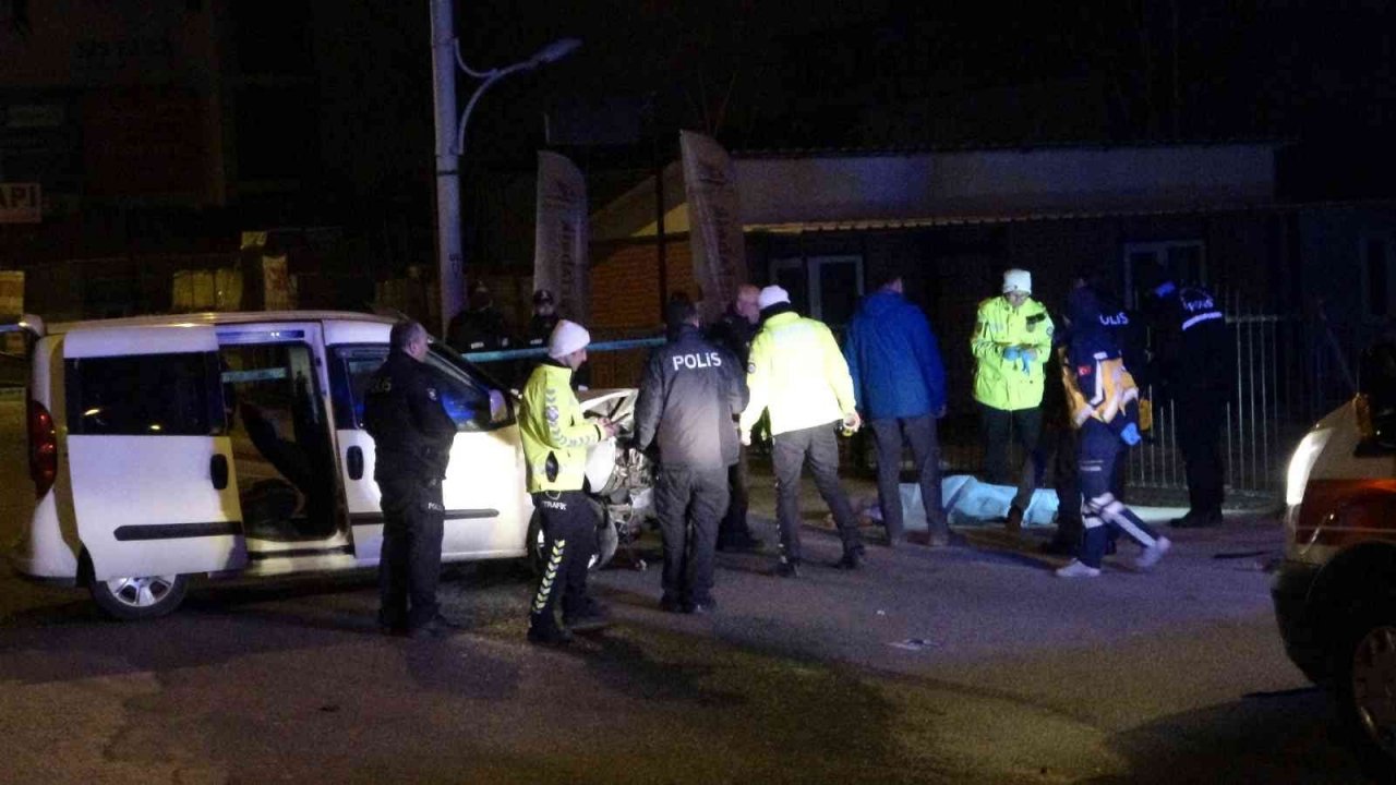 Kontrolden çıkan araç kaldırımda yürüyenlerin arasına daldı: 2 ölü, 1 yaralı