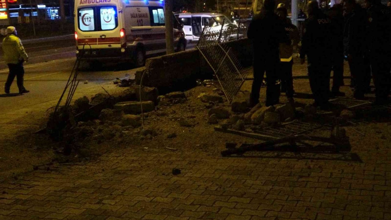 Kontrolden çıkan araç kaldırımda yürüyenlerin arasına daldı: 2 ölü, 1 yaralı