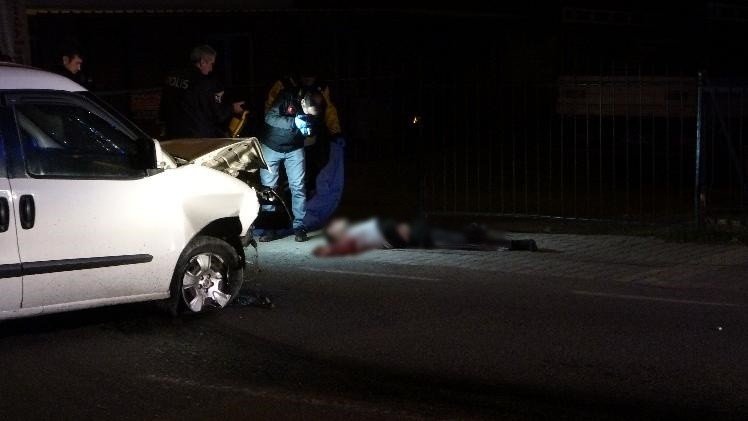 Kontrolden çıkan araç kaldırımda yürüyenlerin arasına daldı: 2 ölü, 1 yaralı