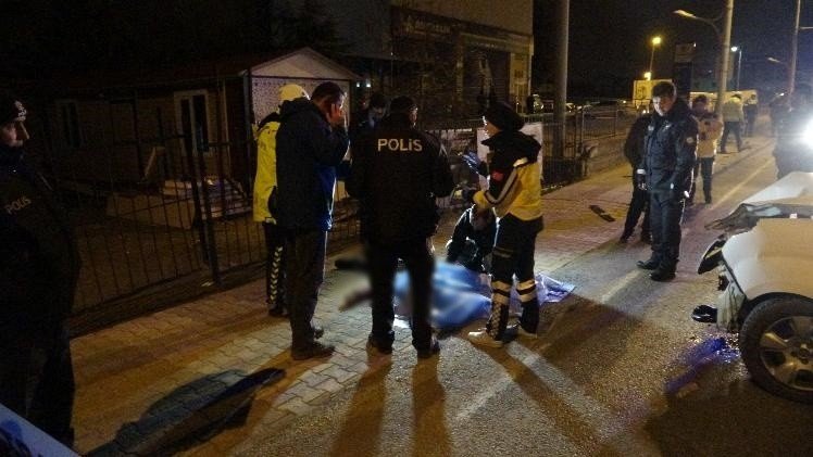 Kontrolden çıkan araç kaldırımda yürüyenlerin arasına daldı: 2 ölü, 1 yaralı