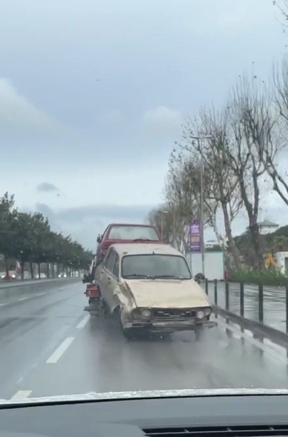 Maltepe’de oto çekiciden tehlikeli taşımacılık kamerada