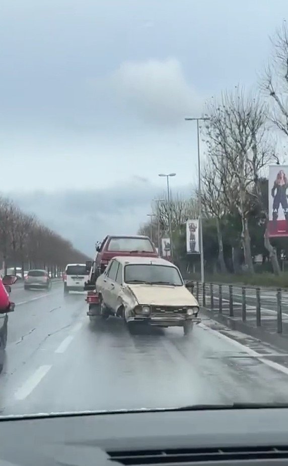 Maltepe’de oto çekiciden tehlikeli taşımacılık kamerada