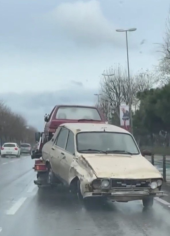 Maltepe’de oto çekiciden tehlikeli taşımacılık kamerada
