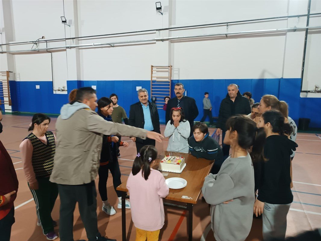 Özel sporculara pastalı tebrik