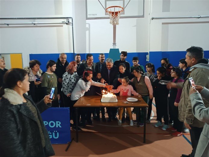 Özel sporculara pastalı tebrik