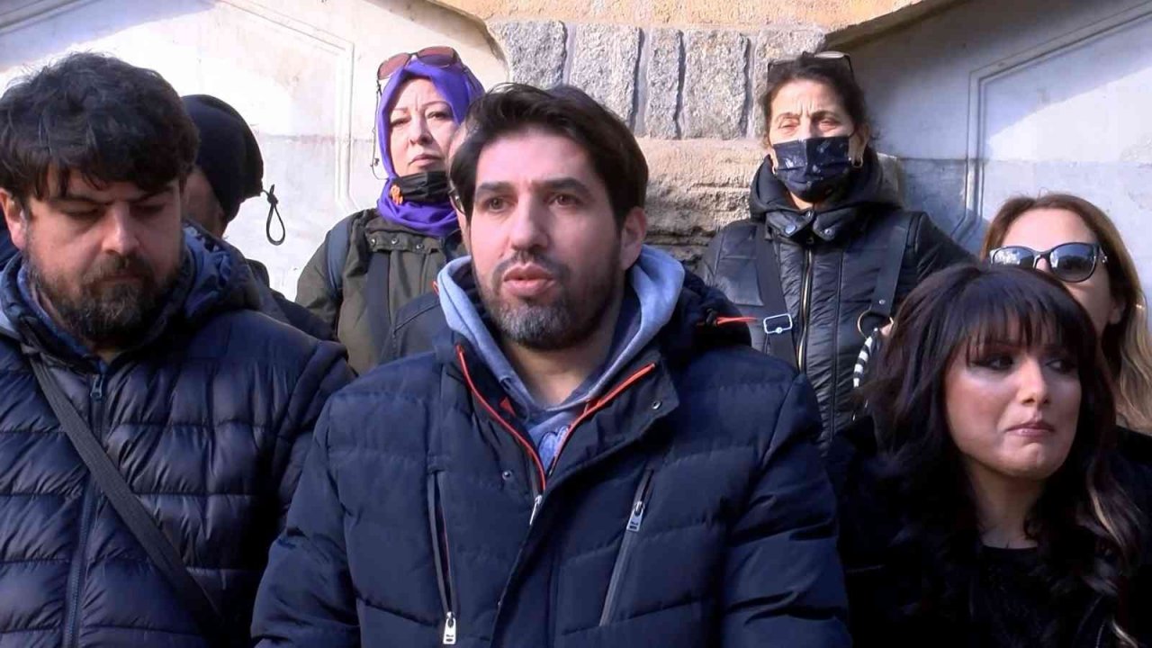 Pazar günü kapatma kararına karşı kuaförler Maltepe’de toplandı