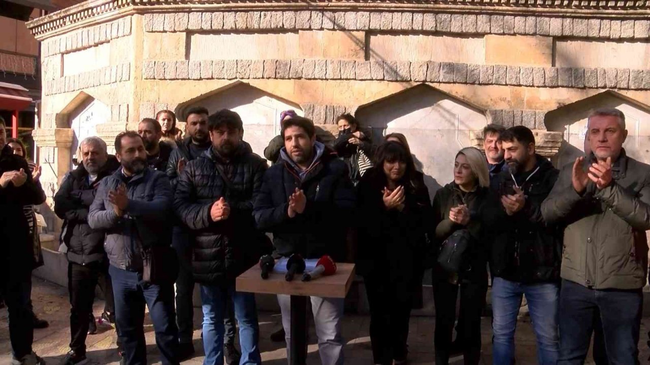 Pazar günü kapatma kararına karşı kuaförler Maltepe’de toplandı