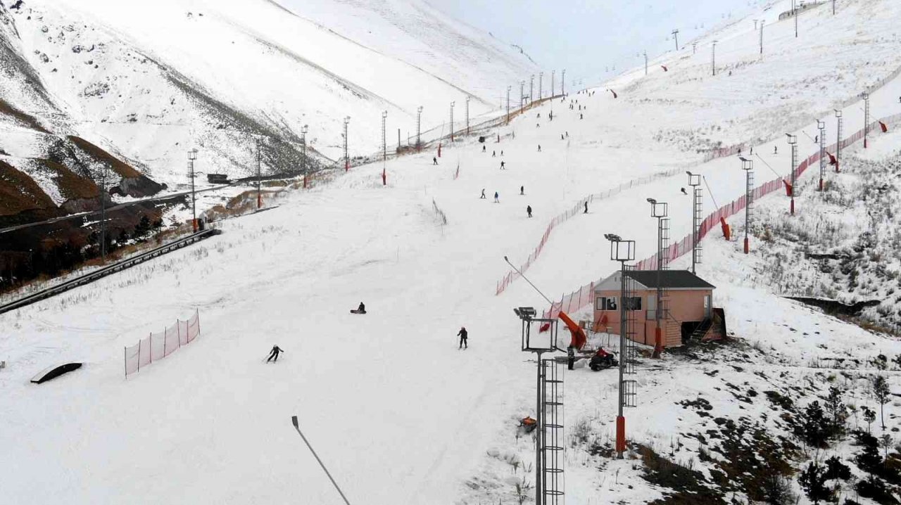 Palandöken’de yerli ve yabancı turistler kayağın tadını çıkarıyor
