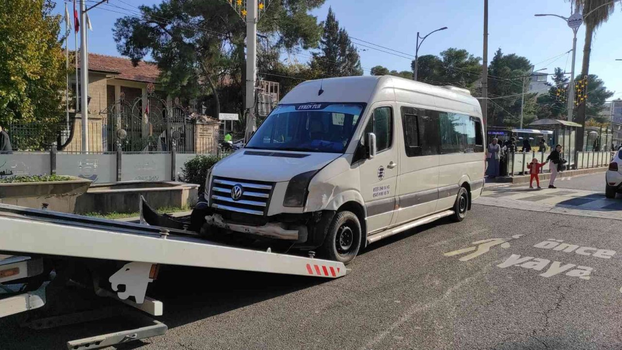 Şanlıurfa’da servis aracına silahlı saldırı: 1 yaralı