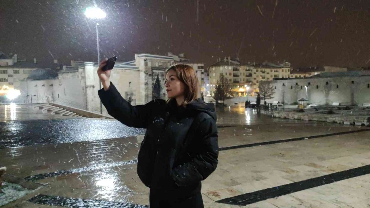 Kar yağışı etkisini gösterdi, bazı sürücüler yolda kaldı