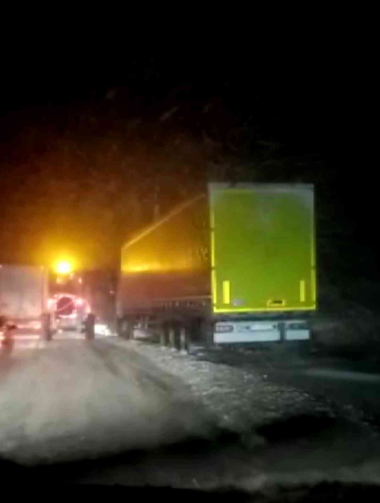 Kar yağışı etkisini gösterdi, bazı sürücüler yolda kaldı