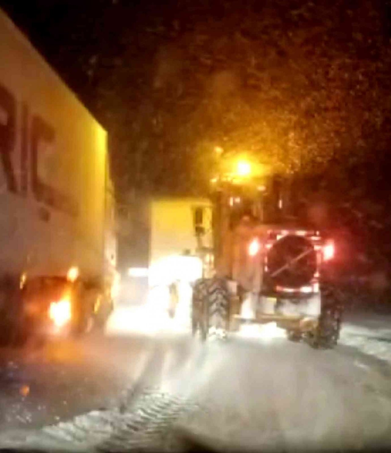 Kar yağışı etkisini gösterdi, bazı sürücüler yolda kaldı