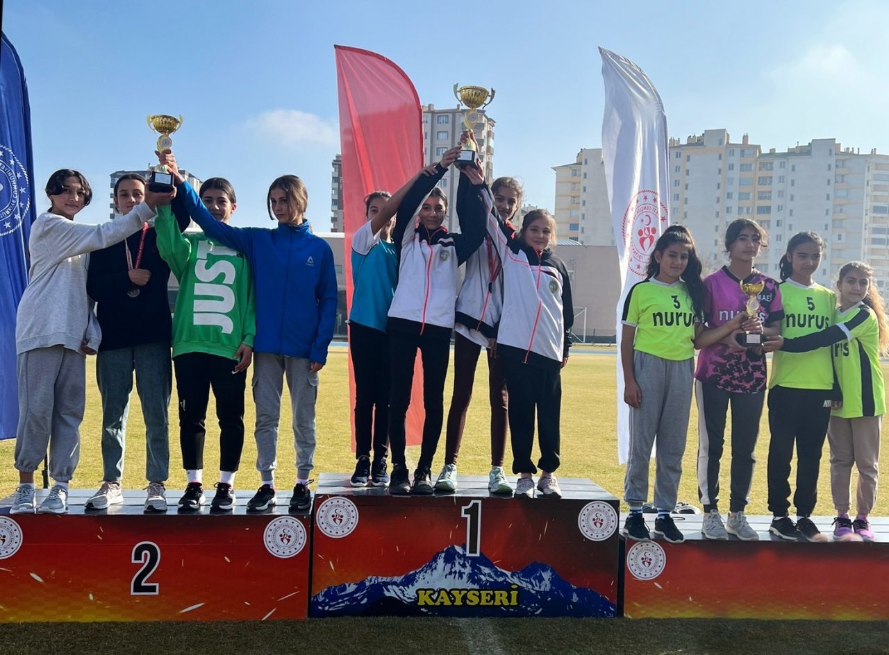 Atatürk koşusunda Talasgücü’lü atletler kürsüye çıktı