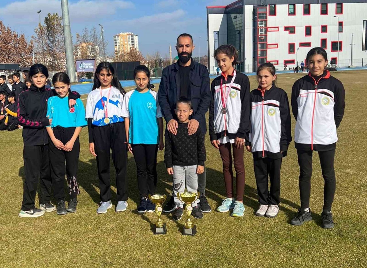 Atatürk koşusunda Talasgücü’lü atletler kürsüye çıktı