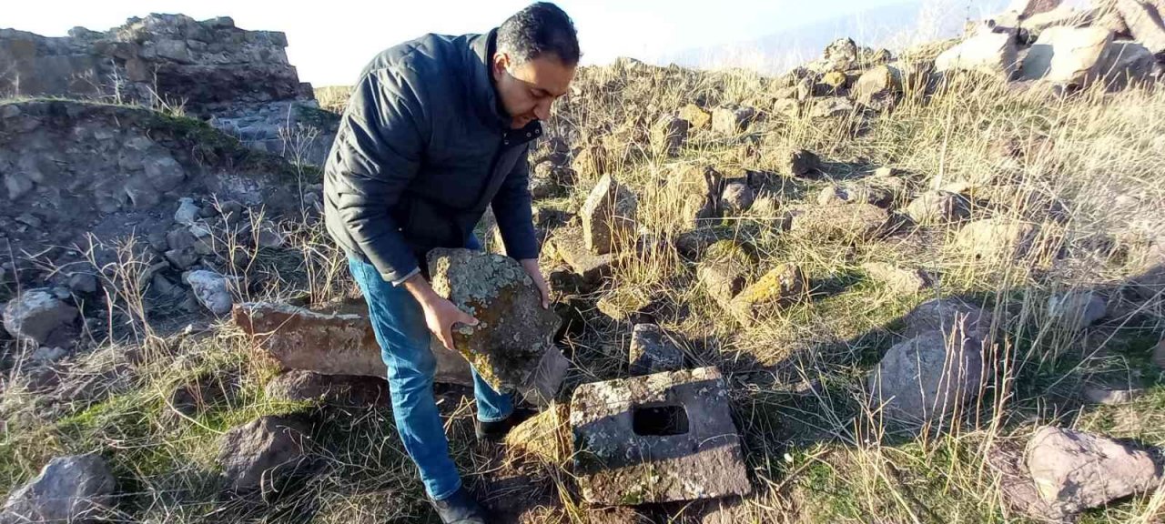 Asırlık Hazır Baba Türbesi göz göre göre yok oluyor