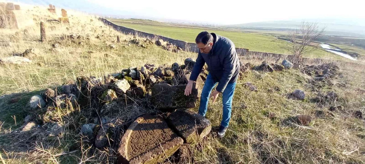 Asırlık Hazır Baba Türbesi göz göre göre yok oluyor