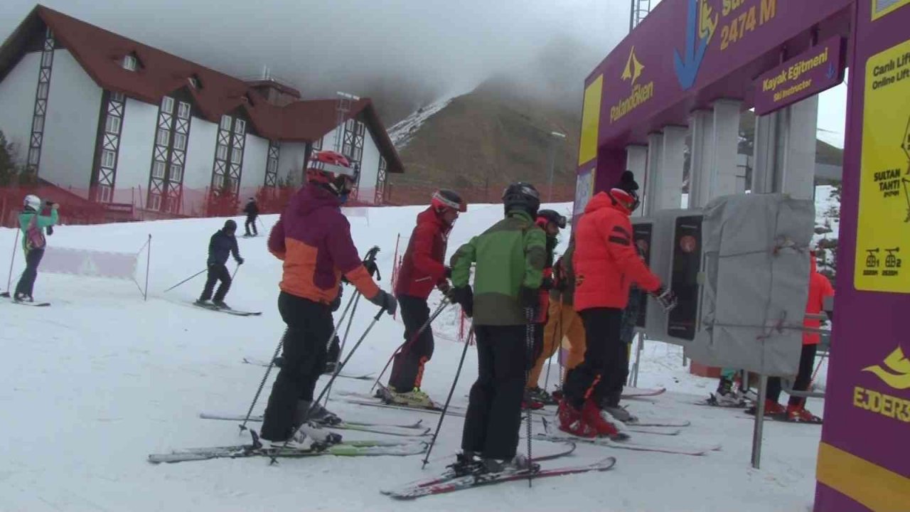 Palandöken’de yerli ve yabancı turistler kayağın tadını çıkarıyor