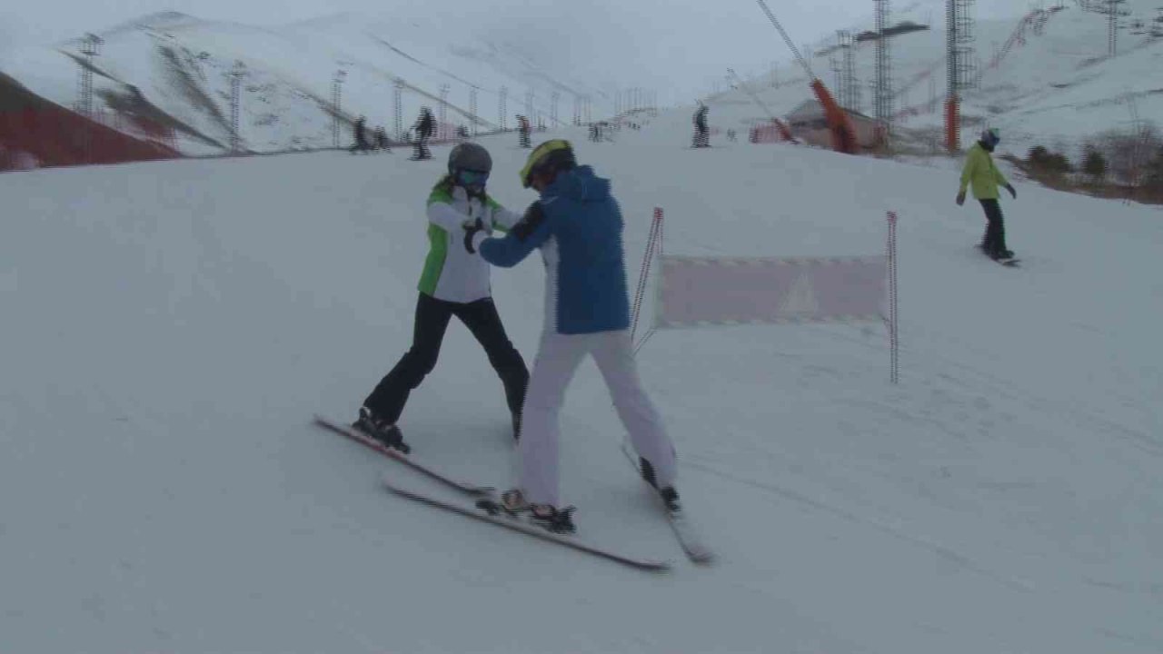 Palandöken’de yerli ve yabancı turistler kayağın tadını çıkarıyor