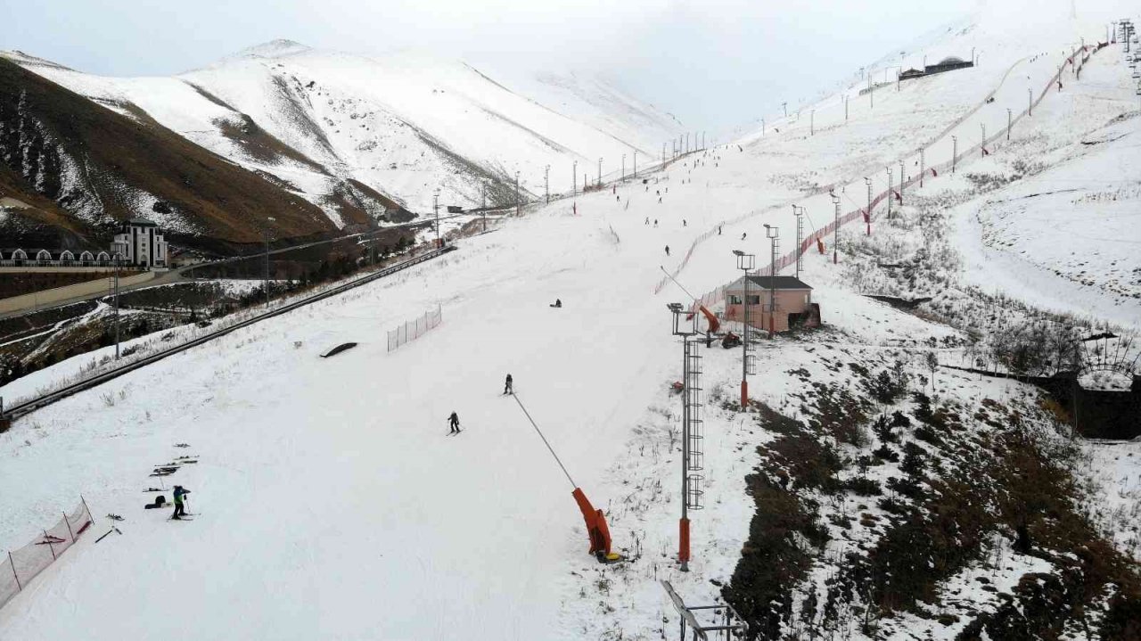 Palandöken’de yerli ve yabancı turistler kayağın tadını çıkarıyor