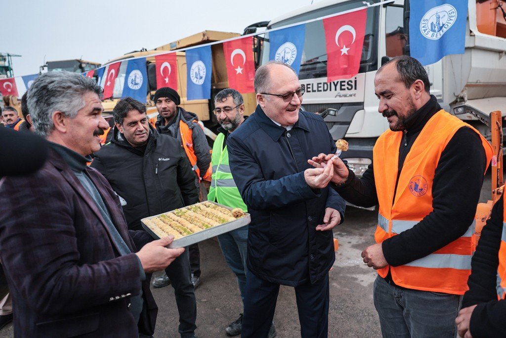 Sivas Belediyesi 300 personel 74 araçla kışa hazır