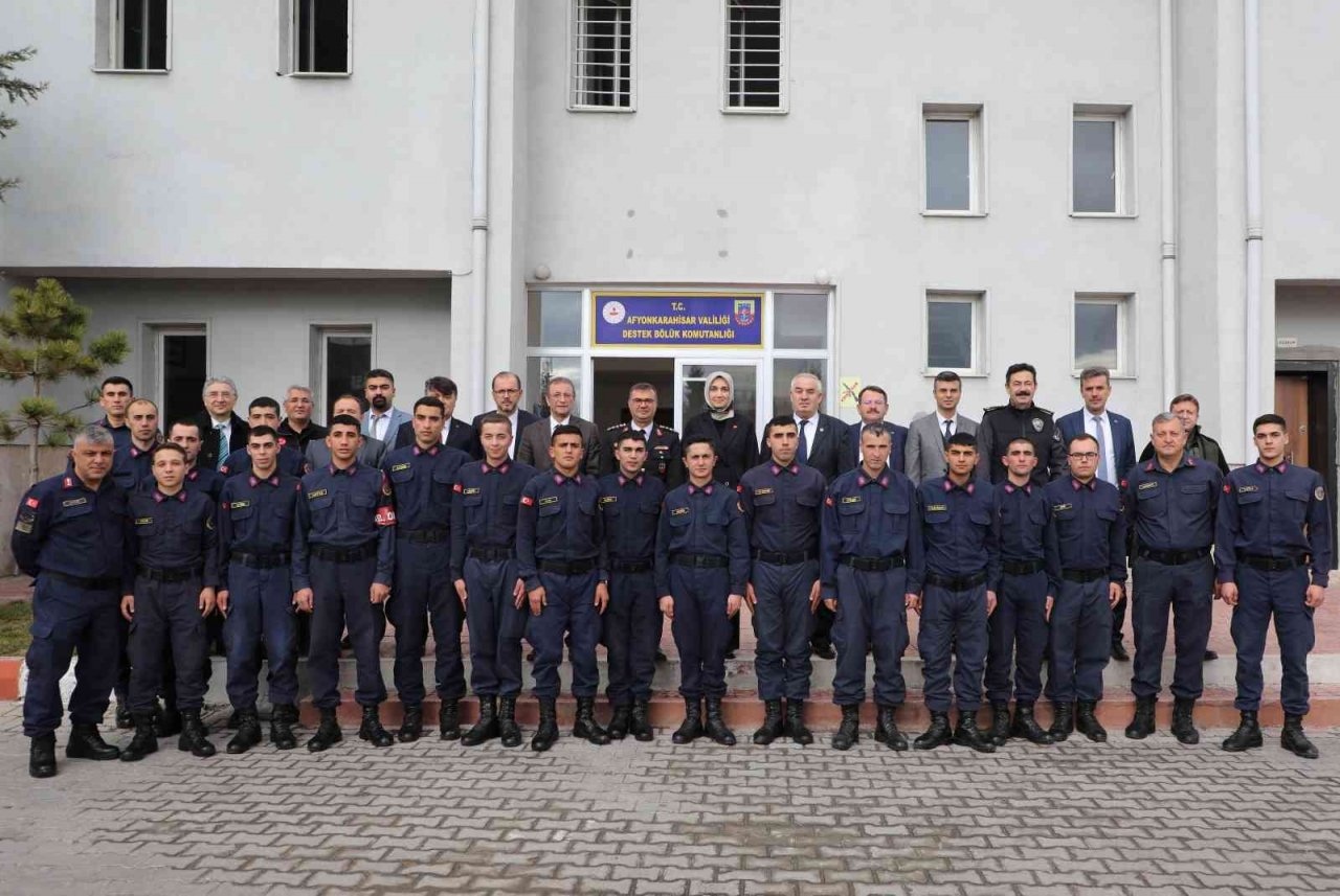 Afyonkarahisar Valisi Yiğitbaşı Mehmetçik ile yemek yedi