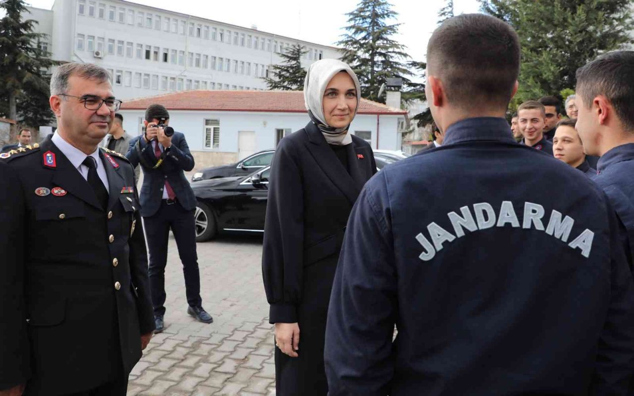 Afyonkarahisar Valisi Yiğitbaşı Mehmetçik ile yemek yedi