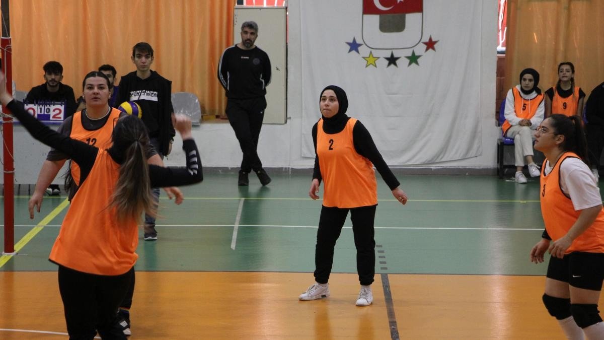 Üniversiteli voleybolcular süper lig için ter döktü