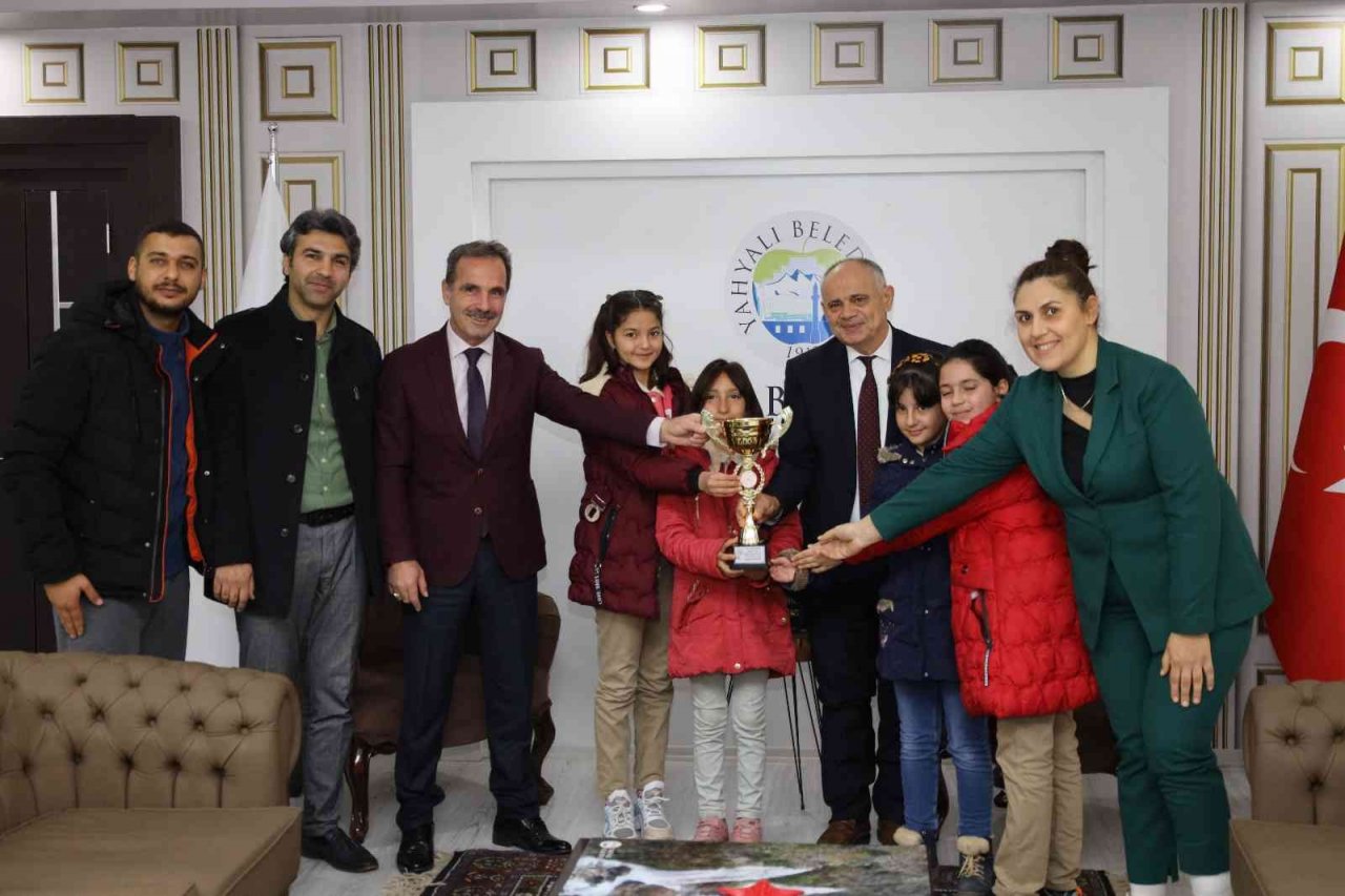 Başkan Öztürk, şampiyon öğrencileri makamında kabul etti