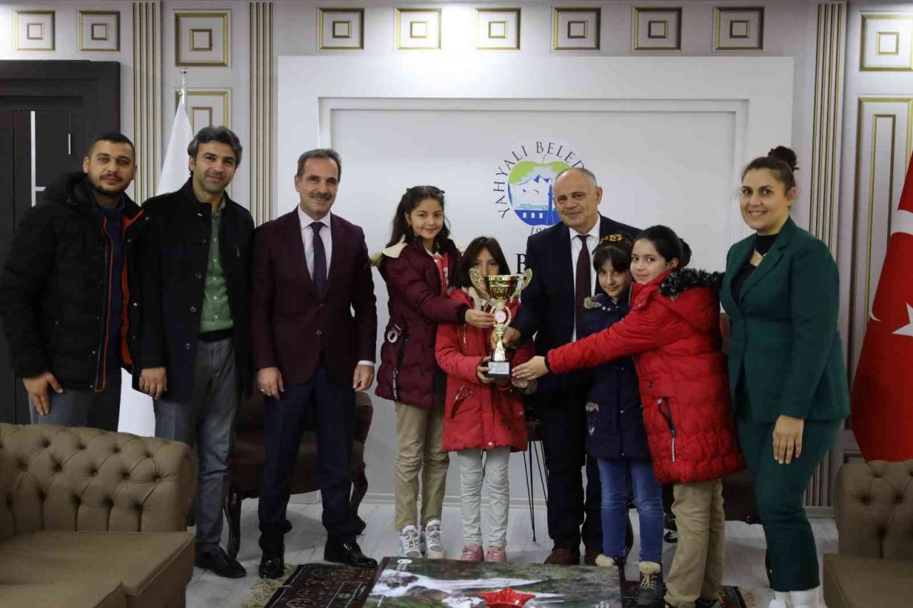 Başkan Öztürk, şampiyon öğrencileri makamında kabul etti